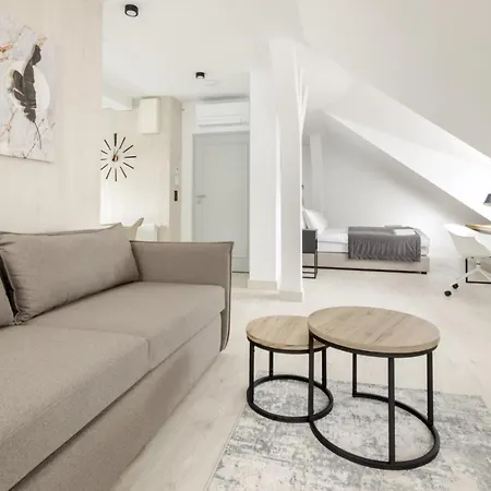Aparthotel L11, Limanowskiego 3*